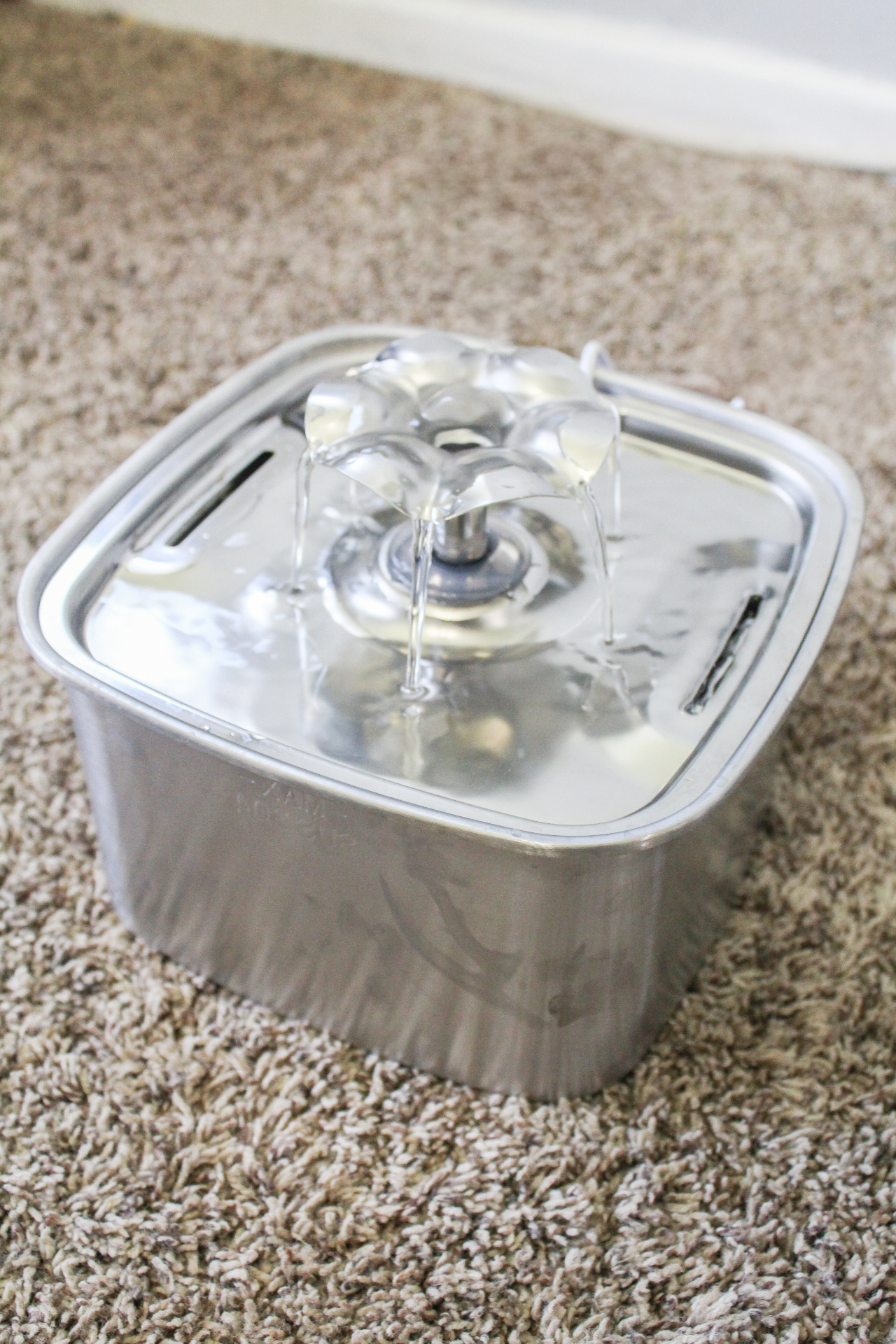 Veken stainless steel cat fountain with flower-shaped water flow